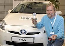 Klaus Wolter, Gewinner der Deutschen Spritspar-Meisterschaft, freut sich über seinen Gewinn: einen neuen Prius. Foto: Toyota/auto-reporter.net